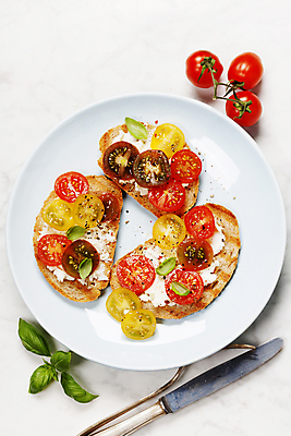 포토 JPG 해외이미지 접시 빵 포크 방울토마토 실내 사람없음 나이프 이탈리아음식 애피타이저 흰배경 바질 브루스케타 해외202004 해외포토 식기 음식 백그라운드 토마토 서양음식 내부 흰색 칼 파일형식
