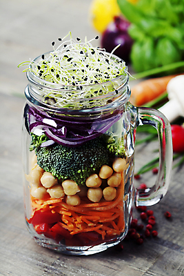 포토 해외이미지 유리병 실내 사람없음 아웃포커스 당근 샐러드 브로콜리 담기 채식 나무바닥 건강식 다이어트음식 병아리콩 적양파 비건 해외202004 해외포토 음식 다이어트 채소 모션 양파 병_용기 콩 바닥 뿌리채소 촬영기법 내부 채식주의자 파일형식