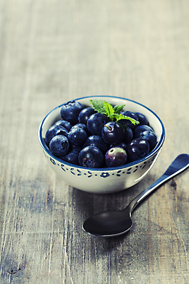 포토 JPG 해외이미지 그릇 접시 잎 사람없음 숟가락 블루베리 블랙베리 해외202004 해외포토 식물 식기 과일 수저 파일형식