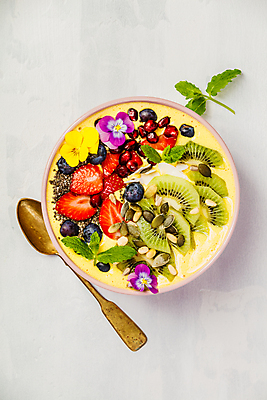 포토 JPG 해외이미지 접시 꽃 딸기 바나나 건강 키위 씨앗 사람없음 파인애플 블루베리 채식 코코넛 요거트 다이어트음식 스무디 저칼로리식단 강황 비건 해외202004 해외포토 식물 식기 음료 다이어트 과일 식재료 유제품 열대과일 식단 저칼로리 채식주의자 파일형식