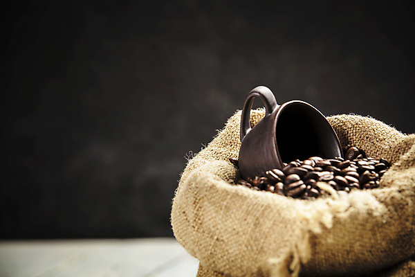 포토 JPG 해외이미지 검은배경 실내 사람없음 컵 원두 커피자루 해외202004 해외포토 식기 커피 백그라운드 내부 검은색 자루 파일형식