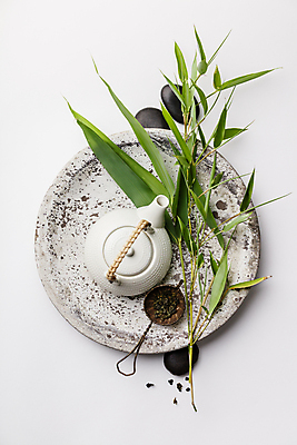 포토 JPG 해외이미지 쟁반 실내 사람없음 하이앵글 도자기 차 찻주전자 흰배경 찻잎 대나무잎 플랫레이 해외202004 차거름망 해외포토 음료 뷰포인트 백그라운드 잎 주전자 내부 차_음료 흰색 플랫 파일형식