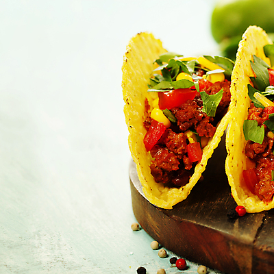 포토 JPG 해외이미지 실내 근접촬영 사람없음 흰배경 멕시코음식 나초 타코 나무받침 카피스페이스 맛있는 해외202004 해외포토 음식 뷰포인트 백그라운드 서양음식 내부 목재 공백 흰색 받침대 파일형식