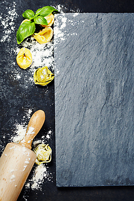 포토 JPG 해외이미지 식재료 검은배경 실내 사람없음 준비 밀가루 바질 돌판 반죽밀대 토르텔리니 해외202004 해외포토 백그라운드 파스타 내부 검은색 돌_바위 가루 밀대 파일형식