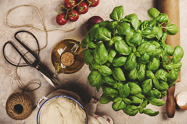 포토 JPG 해외이미지 식재료 방울토마토 실내 사람없음 올리브오일 계란껍데기 준비 반죽 바질 노끈 도우 반죽밀대 베이지색배경 해외202004 해외포토 줄 백그라운드 토마토 내부 계란 기름_음식 밀대 베이지색 파일형식