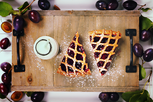 포토 JPG 해외이미지 조각 디저트 실내 사람없음 우유 달콤 흰배경 자두 과일파이 나무도마 슈가파우더 해외202004 해외포토 음식 백그라운드 과일 유제품 도마 내부 목재 흰색 맛 파이_빵 파일형식