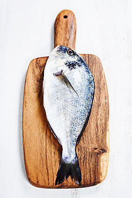 포토 JPG 해외이미지 식재료 실내 어류 사람없음 하이앵글 해산물 흰배경 나무도마 황새치 해외202004 해외포토 뷰포인트 백그라운드 도마 내부 목재 수중동물 흰색 파일형식 새치