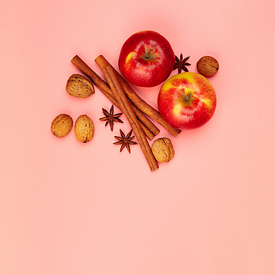 포토 JPG 해외이미지 실내 사람없음 하이앵글 신선 사과 호두 시나몬스틱 카피스페이스 분홍색배경 해외202004 팔각회향 해외포토 뷰포인트 분홍색 백그라운드 과일 내부 공백 견과류 향신료 시나몬 파일형식