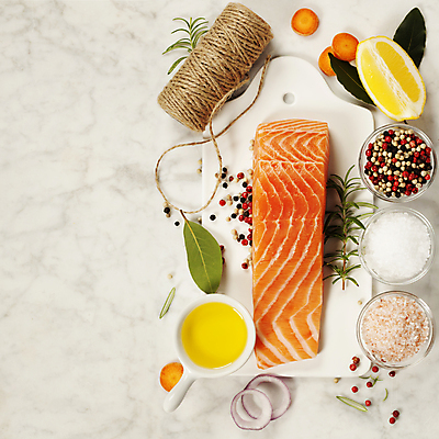 포토 JPG 해외이미지 채소 도마 실내 근접촬영 사람없음 하이앵글 끈 레몬 날것 소금 연어 후추 바질 로즈메리 연어요리 연어회 플랫레이 해외202004 해외포토 음식 뷰포인트 과일 주방용품 어류 내부 생선회 플랫 허브 향신료 파일형식