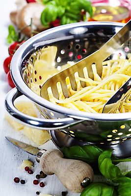 포토 JPG 해외이미지 토마토 치즈 스파게티 집게 사람없음 아웃포커스 버섯 냄비 흰배경 후추 바질 치즈나이프 통후추 해외202004 해외포토 백그라운드 채소 유제품 파스타 촬영기법 흰색 나이프 솥 향신료 파일형식