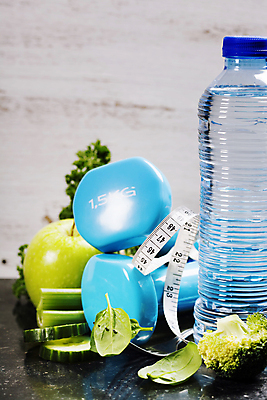 포토 JPG 해외이미지 포크 잎 다이어트 줄자 사람없음 아령 사과 브로콜리 물병 오브젝트 흰배경 샐러리 해외202004 해외포토 식물 식기 백그라운드 채소 과일 자 건강 흰색 물통 파일형식