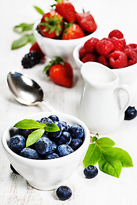 포토 JPG 해외이미지 그릇 딸기 사람없음 담기 블루베리 산딸기 블랙베리 해외202004 해외포토 식기 과일 모션 파일형식