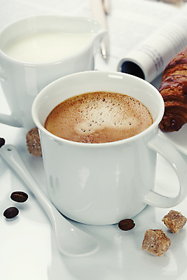 포토 JPG 해외이미지 스튜디오촬영 실내 사람없음 원두 커피잔 티스푼 크루아상 라떼 프림 해외202004 해외포토 커피 빵 잔 내부 숟가락 파일형식