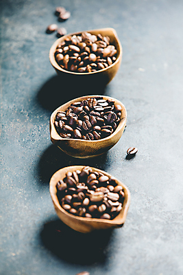 포토 JPG 해외이미지 회색배경 실내 사람없음 원두 담기 나무그릇 해외202004 해외포토 그릇 커피 백그라운드 모션 내부 목재 회색 파일형식