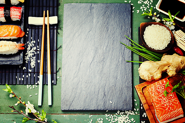 포토 JPG 해외이미지 스튜디오촬영 젓가락 밥 실내 사람없음 하이앵글 초밥 회 쌀 간장 생강 석판 연어회 일본음식 해외202004 해외포토 음식 뷰포인트 채소 곡류 수저 내부 생선회 양념 연어 파일형식