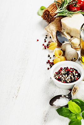 포토 JPG 해외이미지 그릇 토마토 치즈 파프리카 마늘 사람없음 아웃포커스 숟가락 올리브오일 흰배경 소금 후추 바질 로즈메리 치즈나이프 통후추 해외202004 해외포토 식기 백그라운드 채소 유제품 촬영기법 수저 흰색 나이프 기름_음식 허브 향신료 파일형식