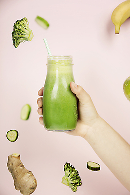 포토 JPG 해외이미지 손 채소 과일 건강 빨대 들기 신체부위 주스 채식 다이어트음식 스무디 음료수병 저칼로리식단 디톡스 분홍색배경 해외202004 해외포토 음료 분홍색 백그라운드 다이어트 모션 사람 식단 저칼로리 병_담는 파일형식