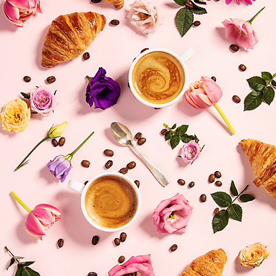 포토 JPG 해외이미지 꽃 커피 잎 디저트 실내 사람없음 원두 커피잔 티스푼 크루아상 꽃봉오리 분홍색배경 해외202004 해외포토 식물 음료 음식 빵 분홍색 백그라운드 잔 내부 숟가락 파일형식