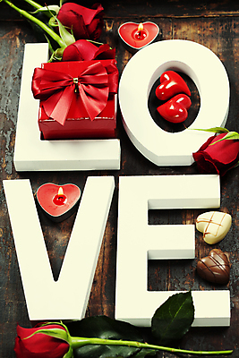 포토 JPG 해외이미지 영어 초 실내 발렌타인데이 사랑 타이포그라피 사람없음 단어 선물상자 장미 초콜릿 하트 오브젝트 나무바닥 해외202004 해외포토 모양 문자 꽃 감정 데이이벤트 디저트 바닥 선물 내부 상자 파일형식