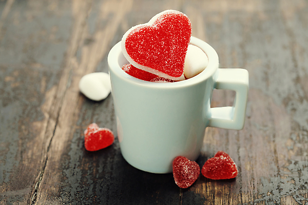 포토 JPG 해외이미지 실내 사랑 사람없음 머그컵 하트 달콤 오브젝트 담기 나무바닥 젤리 해외202004 해외포토 모양 감정 모션 디저트 바닥 내부 컵 맛 파일형식