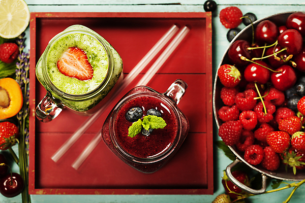 포토 JPG 해외이미지 음료 딸기 잔 쟁반 실내 사람없음 체리 산딸기 스무디 민트색배경 해외202004 해외포토 식기 백그라운드 과일 내부 민트색 파일형식