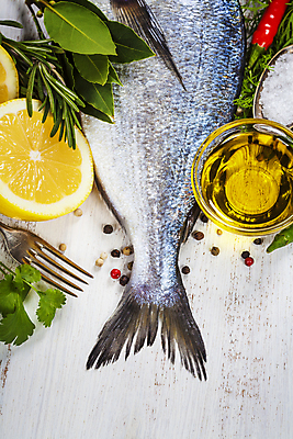 포토 JPG 해외이미지 포크 식재료 고추 실내 어류 사람없음 하이앵글 숟가락 올리브오일 레몬 해산물 흰배경 소금 종지 로즈메리 월계수 황새치 해외202004 해외포토 그릇 식기 뷰포인트 백그라운드 채소 과일 수저 내부 수중동물 흰색 기름_음식 허브 파일형식 새치