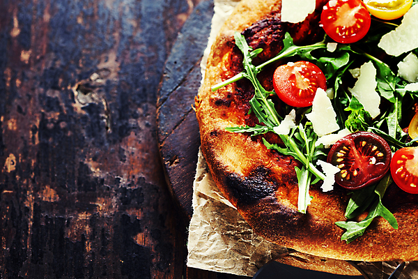 포토 JPG 해외이미지 방울토마토 피자 실내 사람없음 이탈리아음식 나무바닥 나무도마 루꼴라 카피스페이스 해외202004 해외포토 토마토 채소 바닥 도마 패스트푸드 서양음식 내부 목재 공백 파일형식