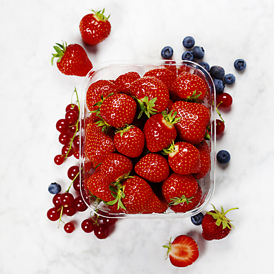 포토 JPG 해외이미지 딸기 실내 사람없음 하이앵글 흰배경 담기 블루베리 베리 플라스틱통 해외202004 해외포토 뷰포인트 백그라운드 과일 모션 통 내부 흰색 플라스틱 파일형식