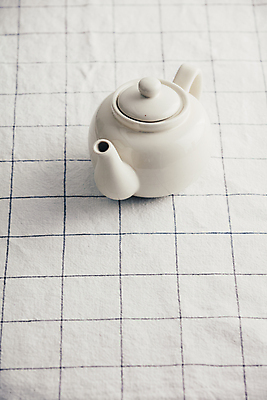 포토 JPG 해외이미지 실내 사람없음 식탁보 도자기 차 찻주전자 해외202004 해외포토 음료 주전자 내부 파일형식