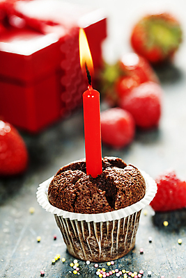 포토 JPG 해외이미지 초 딸기 실내 사람없음 아웃포커스 선물상자 달콤 컵케이크 나무바닥 산딸기 초코맛 해외202004 해외포토 과일 바닥 촬영기법 선물 내부 상자 케이크 초콜릿 맛 파일형식