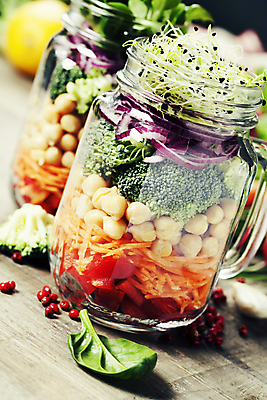 포토 해외이미지 유리병 실내 사람없음 아웃포커스 당근 샐러드 브로콜리 담기 채식 나무바닥 바질 건강식 다이어트음식 병아리콩 적양파 통후추 비건 해외202004 해외포토 음식 다이어트 채소 모션 양파 병_용기 콩 바닥 뿌리채소 촬영기법 내부 후추 채식주의자 파일형식