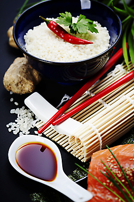 포토 JPG 해외이미지 스튜디오촬영 재료 젓가락 밥 실내 근접촬영 사람없음 숟가락 쌀 간장 대나무발 연어회 해외202004 해외포토 음식 뷰포인트 곡류 수저 내부 생선회 양념 연어 파일형식