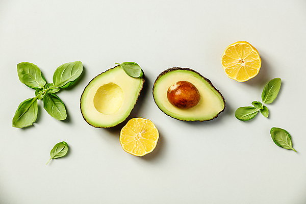 포토 JPG 해외이미지 단면 실내 사람없음 하이앵글 레몬 흰배경 채식 슬라이스 바질 아보카도 해외202004 해외포토 뷰포인트 백그라운드 과일 내부 흰색 파일형식