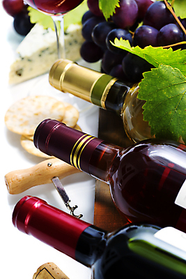 포토 JPG 해외이미지 와인잔 포도 치즈 근접촬영 사람없음 크래커 와인 와인병 코르크 와인오프너 나무도마 포도잎 카피스페이스 해외202004 해외포토 뷰포인트 잎 술잔 과일 병_용기 유제품 도마 주류 목재 쿠키 공백 병따개 파일형식