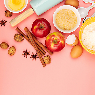 포토 JPG 해외이미지 실내 사람없음 계란 사과 준비 밀가루 호두 홈베이킹 제빵 계량스푼 반죽밀대 시나몬스틱 황설탕 분홍색배경 해외202004 팔각회향 해외포토 분홍색 백그라운드 과일 주방용품 내부 제과제빵 알 견과류 가루 설탕 향신료 밀대 시나몬 파일형식