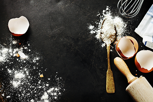 포토 JPG 해외이미지 검은배경 실내 사람없음 숟가락 계란껍데기 준비 밀가루 홈베이킹 제빵 거품기 반죽밀대 해외202004 해외포토 백그라운드 주방용품 수저 내부 제과제빵 계란 검은색 가루 밀대 파일형식