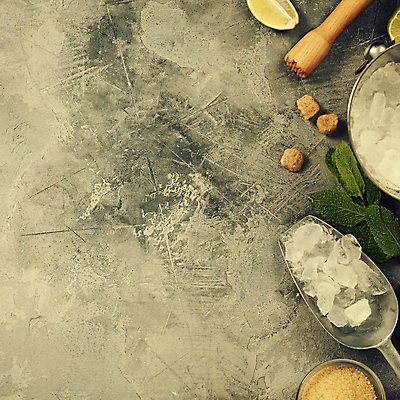 포토 JPG 해외이미지 회색배경 실내 사람없음 하이앵글 얼음 칵테일 민트 라임 스쿱 황설탕 카피스페이스 해외202004 해외포토 자연요소 뷰포인트 백그라운드 과일 주류 내부 공백 회색 설탕 허브 파일형식