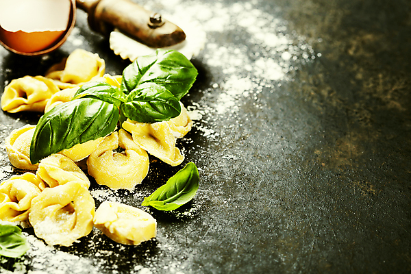 포토 JPG 해외이미지 식재료 검은배경 실내 사람없음 계란껍데기 준비 밀가루 바질 카피스페이스 토르텔리니 해외202004 해외포토 백그라운드 파스타 내부 계란 검은색 공백 가루 파일형식