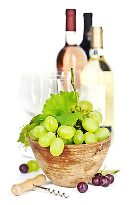포토 JPG 해외이미지 그릇 와인잔 포도 사람없음 아웃포커스 와인 와인병 흰배경 와인오프너 포도잎 카피스페이스 해외202004 해외포토 식기 백그라운드 잎 술잔 과일 병_용기 주류 촬영기법 공백 흰색 병따개 파일형식