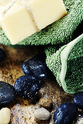 포토 JPG 해외이미지 근접촬영 사람없음 수건 위생용품 조약돌 스파용품 비누 아로마테라피 해외202004 해외포토 뷰포인트 생활용품 스파 돌_바위 오브젝트 테라피 파일형식