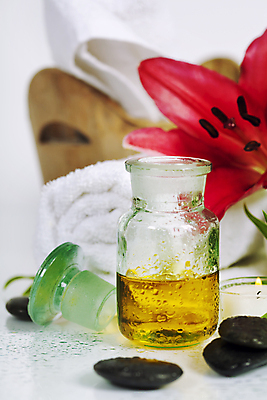 포토 JPG 해외이미지 근접촬영 사람없음 수건 스파 조약돌 스파용품 아로마테라피 에센스 해외202004 해외포토 뷰포인트 위생용품 화장품 돌_바위 오브젝트 테라피 파일형식