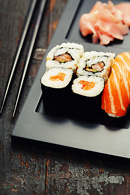 포토 JPG 해외이미지 스튜디오촬영 접시 젓가락 실내 근접촬영 사람없음 초밥 생강초절임 캘리포니아롤 일본음식 해외202004 해외포토 식기 음식 뷰포인트 수저 내부 절임 파일형식