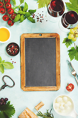 포토 JPG 해외이미지 접시 빵 백그라운드 포크 와인잔 방울토마토 프레임 사람없음 와인 허브 파란배경 코르크 후추 바질 모짜렐라치즈 카프레제 포도잎 카피스페이스 해외202004 해외포토 식물 식기 음식 잎 토마토 술잔 포도 치즈 주류 파란색 공백 샐러드 향신료 파일형식