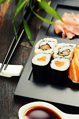 포토 JPG 해외이미지 스튜디오촬영 접시 잎 젓가락 실내 근접촬영 사람없음 숟가락 간장 롤스시 생강초절임 해외202004 해외포토 식물 식기 뷰포인트 수저 내부 초밥 양념 절임 일본음식 파일형식