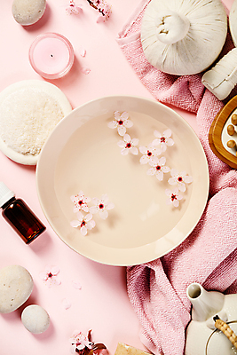 포토 JPG 해외이미지 그릇 실내 사람없음 하이앵글 수건 벚꽃 찻주전자 스파용품 향초 아로마테라피 스톤 허브볼 분홍색배경 아로마오일 해외202004 해외포토 식기 꽃 뷰포인트 분홍색 백그라운드 초 주전자 내부 위생용품 스파 오일_화장품 오브젝트 테라피 파일형식