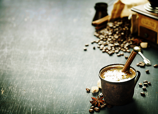 포토 JPG 해외이미지 커피 검은배경 실내 사람없음 원두 커피잔 티스푼 터키문화 시나몬스틱 카피스페이스 해외202004 팔각회향 튀르키예 해외포토 동양문화 아시아 음료 외국문화 백그라운드 잔 내부 숟가락 검은색 공백 향신료 시나몬 파일형식