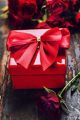 포토 JPG 해외이미지 리본 실내 발렌타인데이 사랑 사람없음 선물상자 장미 오브젝트 나무바닥 해외202004 해외포토 꽃 감정 데이이벤트 바닥 선물 내부 상자 파일형식