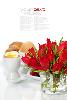 포토 JPG 해외이미지 유리병 실내 타이포그라피 사람없음 장미 계란 아침식사 다발 흰배경 삶은계란 카피스페이스 해외202004 해외포토 문자 꽃 백그라운드 병_용기 내부 알 식사 공백 흰색 계란요리 파일형식