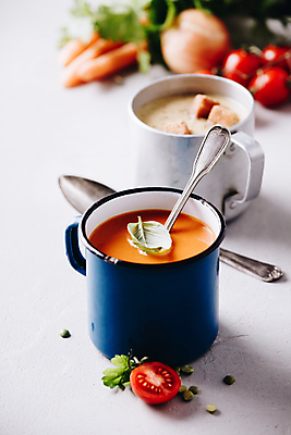 포토 JPG 해외이미지 토마토 방울토마토 양파 사람없음 컵 숟가락 당근 수프 흰배경 바질 크루통 해외202004 해외포토 식기 빵 백그라운드 채소 뿌리채소 수저 흰색 파일형식