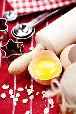 포토 JPG 해외이미지 사람없음 계란 계란껍데기 밀대 쿠키틀 계량스푼 노른자 별모형 빨간배경 귀리 해외202004 해외포토 별 백그라운드 주방용품 곡류 빨간색 모형 알 제빵도구 파일형식